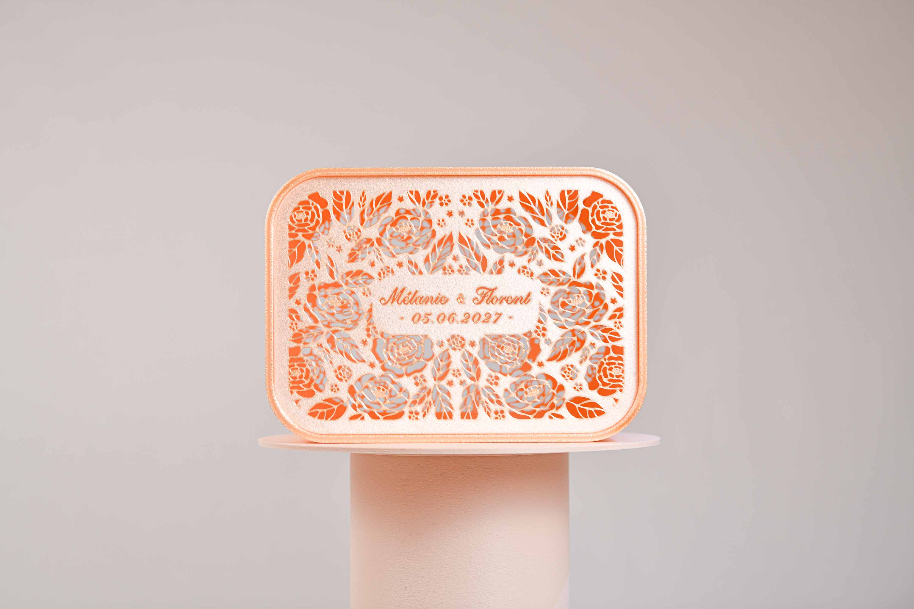 Urne rectangulaire personnalisée - Roses (lumière en option)